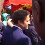 Emmanuel Macron a fost atacat cu roșii, la doar trei zile după ce a fost reales (Video)