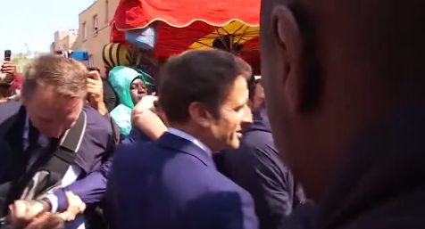 Emmanuel Macron a fost atacat cu roșii, la doar trei zile după ce a fost reales (Video)