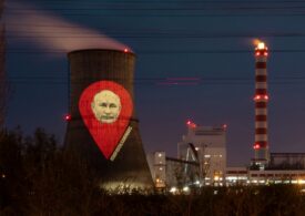 Protest cu faţa lui Putin pe rafinăria Lukoil din Ploieşti: "Firmele ruseşti de combustibil sunt pătate de sângele ucrainenilor!"