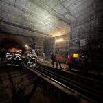 Defecțiune la metrou, la oră de vârf. Pompierii au ghidat călătorii prin tunel, ca să iasă la suprafaţă