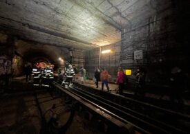 Defecțiune la metrou, la oră de vârf. Pompierii au ghidat călătorii prin tunel, ca să iasă la suprafaţă