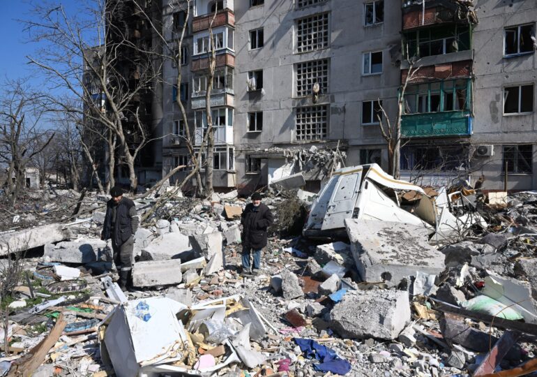 Peste 10.000 de civili au murit la Mariupol