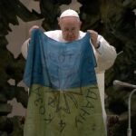 Papa Francisc a condamnat noile atrocități ale rușilor și a sărutat steagul Ucrainei (Foto & Video)