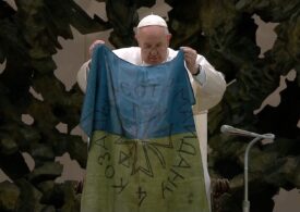 Papa Francisc a condamnat noile atrocități ale rușilor și a sărutat steagul Ucrainei (Foto & Video)