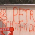 Gardul vilei în care stă Băsescu, vandalizat cu vopsea roşie: ”Petrov, achită-ţi datoriile!”