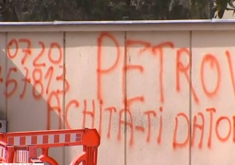 Gardul vilei în care stă Băsescu, vandalizat cu vopsea roşie: ”Petrov, achită-ţi datoriile!”