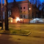 O mașină s-a izbit de gardul ambasadei Rusiei din Capitală și a luat foc UPDATE Şoferul era condamnat pentru că îşi violase fiica (Foto)