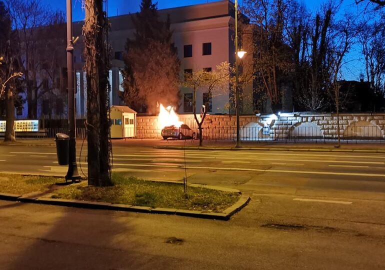 O mașină s-a izbit de gardul ambasadei Rusiei din Capitală și a luat foc <span style="color:#990000;font-size:100%;">UPDATE</span> Şoferul era condamnat pentru că îşi violase fiica (Foto)