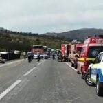 Zi sângeroasă pe șosele, cu două accidente în lanț în care au fost implicate și 4 microbuze. Sunt copii printre victime