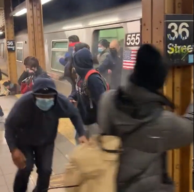 Atac la metroul din New York: O bombă fumigenă a fost aruncată în tren și oamenii au fost împușcați la nimereală (Video)