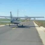 Un filmuleț cu un avion care ar decola de pe o șosea din Prahova s-a viralizat pe Internet. Poliția spune că e fals: A vrut să obțină multe aprecieri (Video)