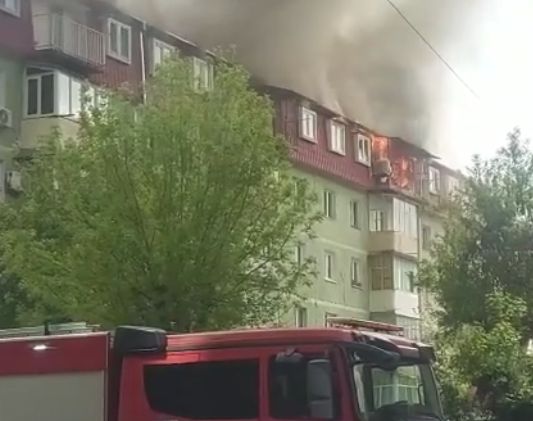 Arde un bloc din Râmnicu Vâlcea. 12 apartamente sunt afectate (Video)