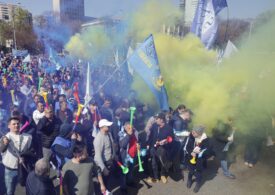 Ședință de guvern cu mii de protestatari la poarta Palatului Victoria. Ministrul Muncii a fost huiduit (Video)