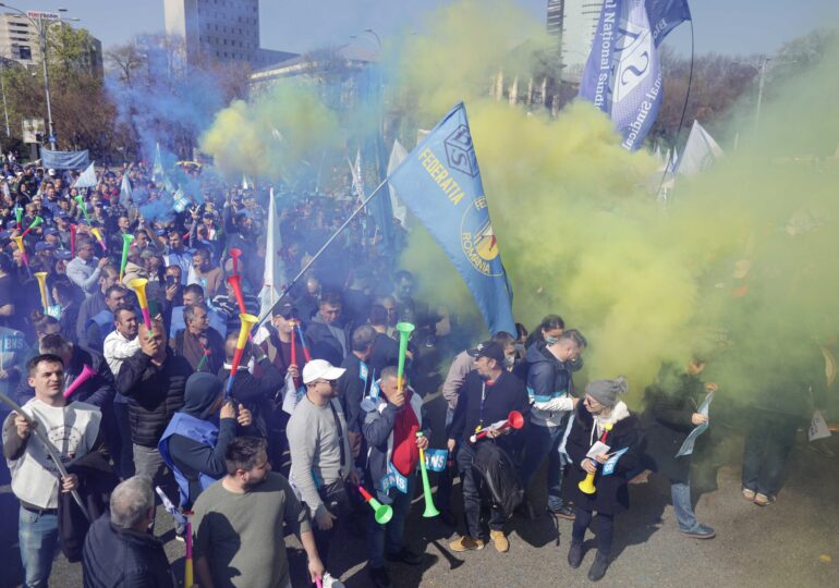 Ședință de guvern cu mii de protestatari la poarta Palatului Victoria. Ministrul Muncii a fost huiduit (Video)