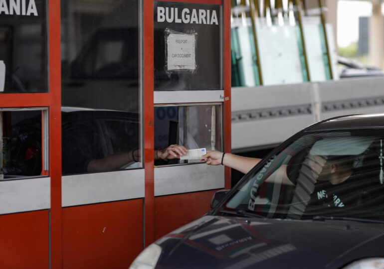 Plecaţi în vacanţă prin Bulgaria? Sunt cozi la vamă și polițiști ieșiți la vânătoare pe șosele