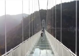 Cum arată cel mai lung pod de sticlă din lume şi când va fi deschis (Video)