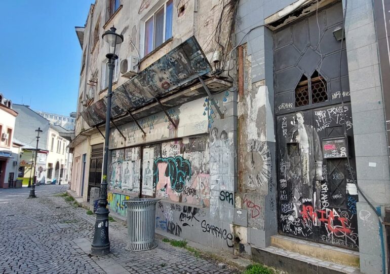 Centrul Vechi se sufocă în mizerie. Gropi, pavaj slinos și clădiri care stau să cadă îi întâmpină pe turiștii veniți să descopere farmecul Bucureștiului (Galerie foto)