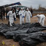 Zeci de civili ucraineni au fost găsiţi într-o groapă comună în Buzova