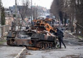 Cadavrele carbonizate ale mai multor militari ruşi, abandonate în tancurile distruse lângă Kiev
