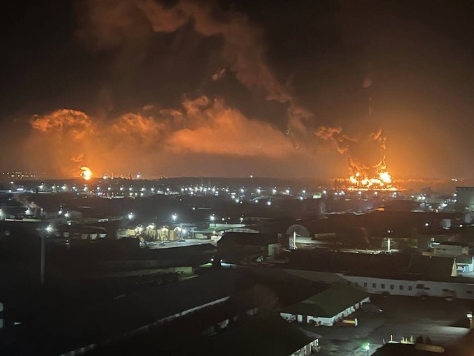 Incendii puternice la depozite de petrol, într-un oraş cheie din Rusia (Foto&Video)