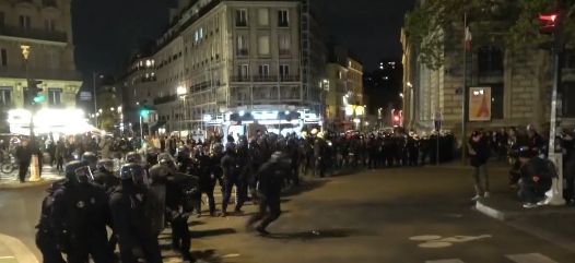 Proteste violente la Paris şi Lyon, după ce Macron a câştigat alegerile (Video)