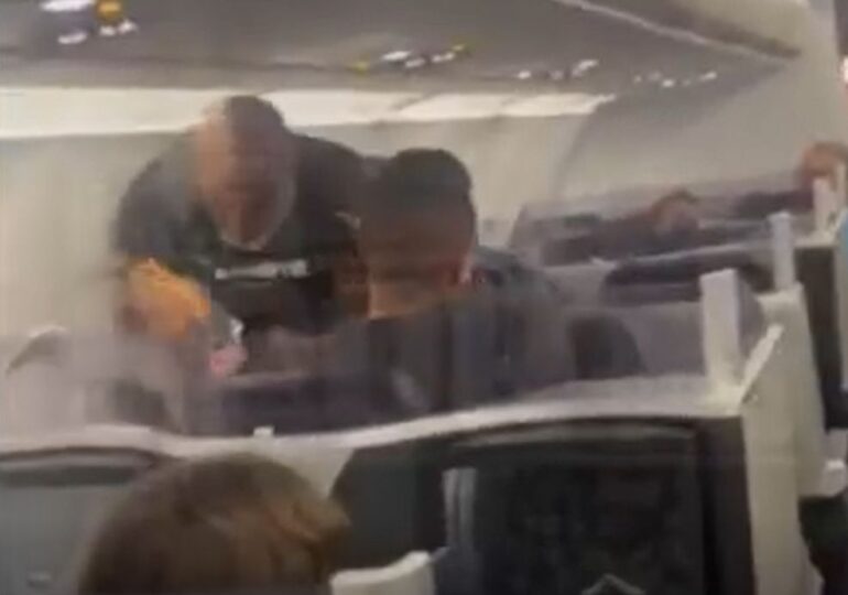 Mike Tyson, filmat în timp ce lovea violent un tânăr într-un avion