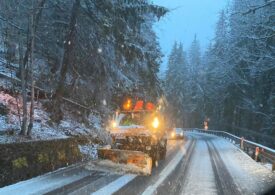 Ninsori abundente în toată țara: Drumuri închise, mașini blocate în zăpadă, întârzieri la trenuri și avioane. În Vrancea e stare de alertă