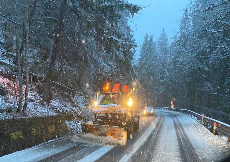Ninsori abundente în toată țara: Drumuri închise, mașini blocate în zăpadă, întârzieri la trenuri și avioane. În Vrancea e stare de alertă