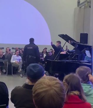 Pianistul rus Alexei Lubimov a cântat la Moscova o operă ucraineană, dar a fost întrerupt de Poliţie (Video)