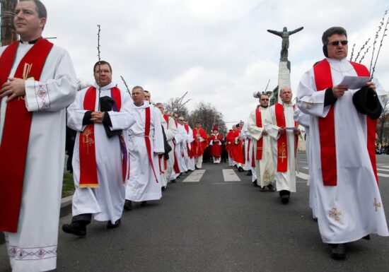 Restricții de circulație în București. Are loc procesiunea romano-catolică de Florii