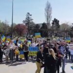 Femei și copii din Ucraina au protestat la Constanța. Au adus păpuși cu scutece însângerate și i-au transmis un mesaj lui Putin (Video)