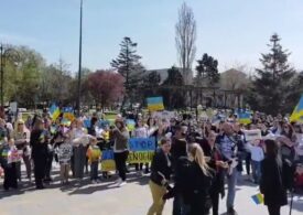 Femei și copii din Ucraina au protestat la Constanța. Au adus păpuși cu scutece însângerate și i-au transmis un mesaj lui Putin (Video)