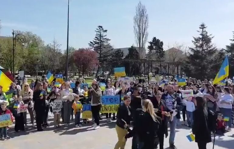 Femei și copii din Ucraina au protestat la Constanța. Au adus păpuși cu scutece însângerate și i-au transmis un mesaj lui Putin (Video)