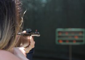Orașul unde femeile se antrenează și învață să tragă cu arma ca să se apere de ruși