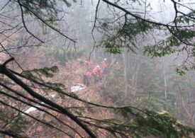 Un tânăr a căzut peste 100 de metri, în Bucegi, și a intrat în hipotermie. Acțiunea de salvare e dificilă, din cauza vremii