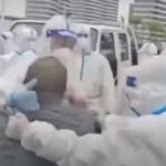 Videoclip viral cu lockdownul din Shanghai: „Virusul nu ne omoară, dar foametea da”. Autoritățile chineze încearcă să îl blocheze (Video)