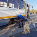 Doi bărbați prinși în flagrant când furau șine de tramvai, în București