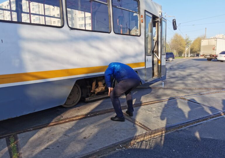 Doi bărbați prinși în flagrant când furau șine de tramvai, în București