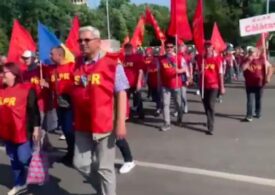 Angajații Poștei Române protestează în Piața Victoriei: Sunt nemulțumiți de salariile mici și de condițiile de muncă