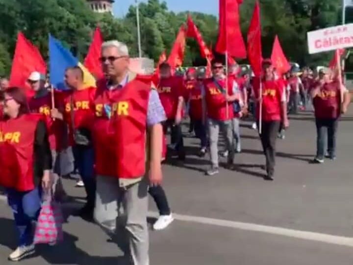 Angajații Poștei Române protestează în Piața Victoriei: Sunt nemulțumiți de salariile mici și de condițiile de muncă