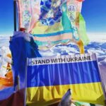 O femeie din Ucraina a urcat pe Everest pentru a demonstra invincibilitatea ţării sale (Foto)