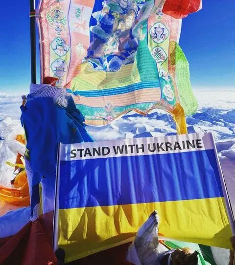 O femeie din Ucraina a urcat pe Everest pentru a demonstra invincibilitatea ţării sale (Foto)