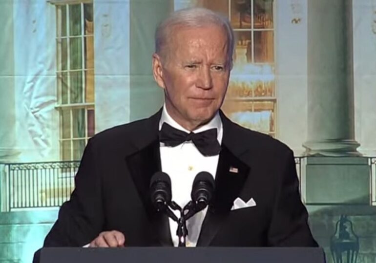 Biden a venit cu glume la cina corespondenţilor de la Casa Alba: Am avut o ciumă oribilă, urmată de doi ani de Covid (Video)