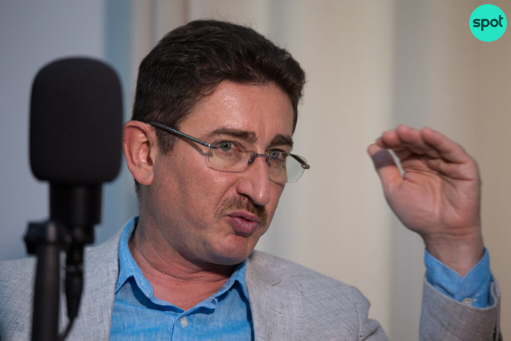 Deși sunt zvonuri de câteva luni, Consiliul Concurenței nu a primit nicio notificare privind preluarea Carrefour sau Lukoil