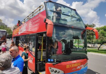 Revine linia turistică „Bucharest City Tour”. Călătoria cu autobuzele etajate STB e mai ieftină ca anul trecut