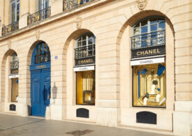 Jaf la un magazin de bijuterii Chanel din Paris. Hoții au fugit pe motociclete, polițiștii erau pe biciclete (Video)