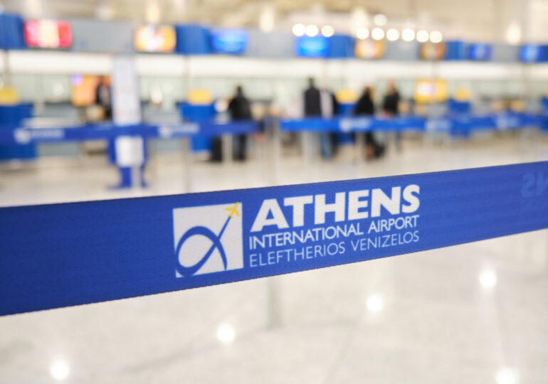 Grecia renunţă la purtarea măștii în avioane şi locuri publice închise