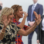 Jill Biden s-a întâlnit cu Carmen Iohannis. Au vizitat împreună o școală și au ascultat poveștile mamelor ucrainene (Foto&Video)