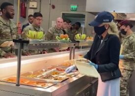 Jill Biden le-a servit mâncare militarilor americani de la Baza de la Mihail Kogălniceanu (Video)