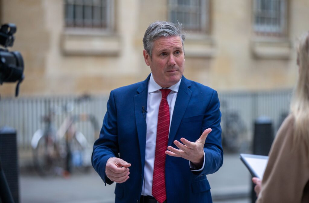 Criză în Marea Britanie. Patru miniștri au demisionat pentru a forța plecarea premierului, cerută și de 85 de parlamentari din propriul partid